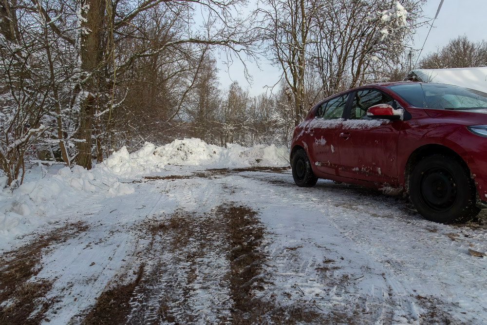 Härligt att få plogningshjälp med parkeringen så att sopbilen kan backa in och vända!
