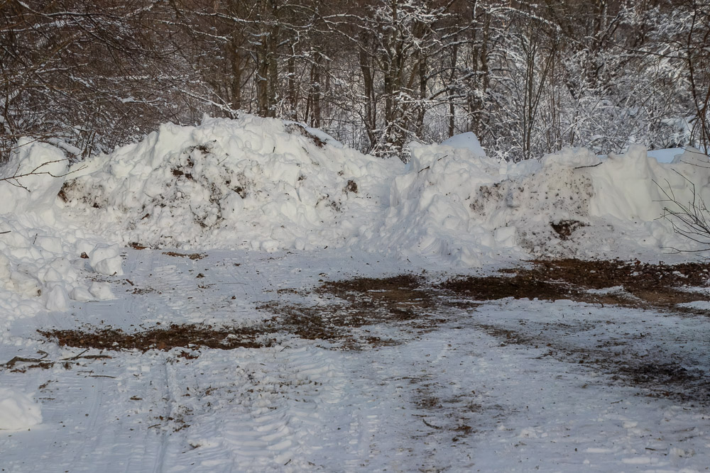 De högarna hade inte varit roliga att skotta ihop med snöskyffel! Och med diskbråck som extra 